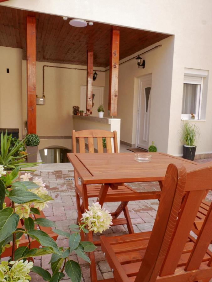 Varfal Apartman Eger Extérieur photo