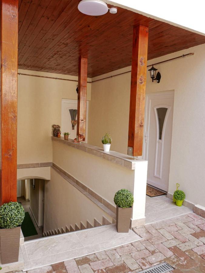 Varfal Apartman Eger Extérieur photo