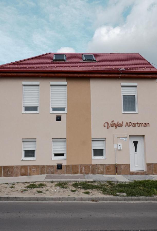 Varfal Apartman Eger Extérieur photo